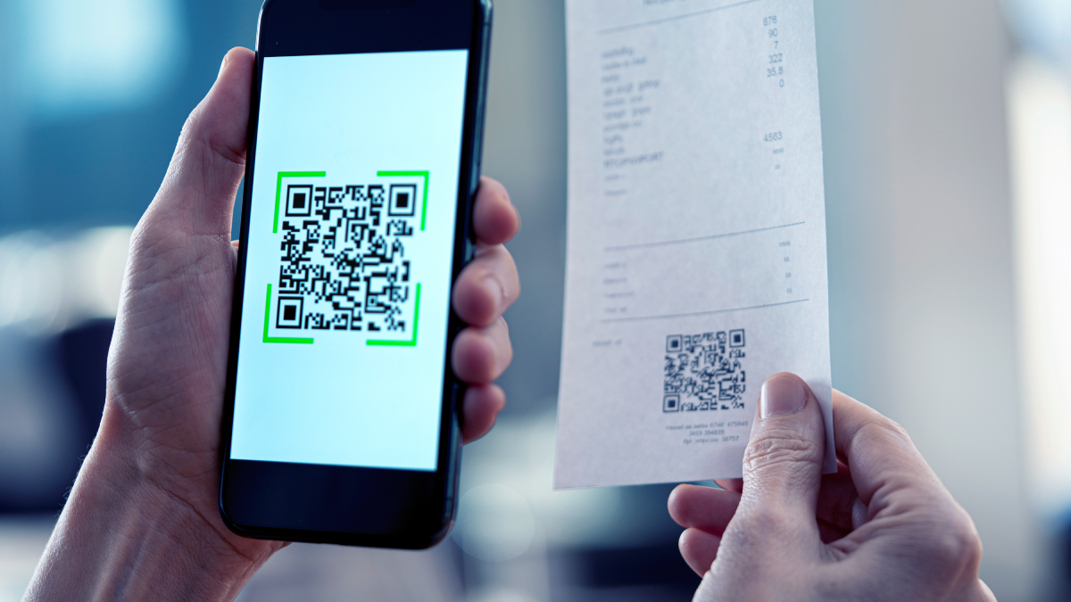 qr code scanning restaurant receipt